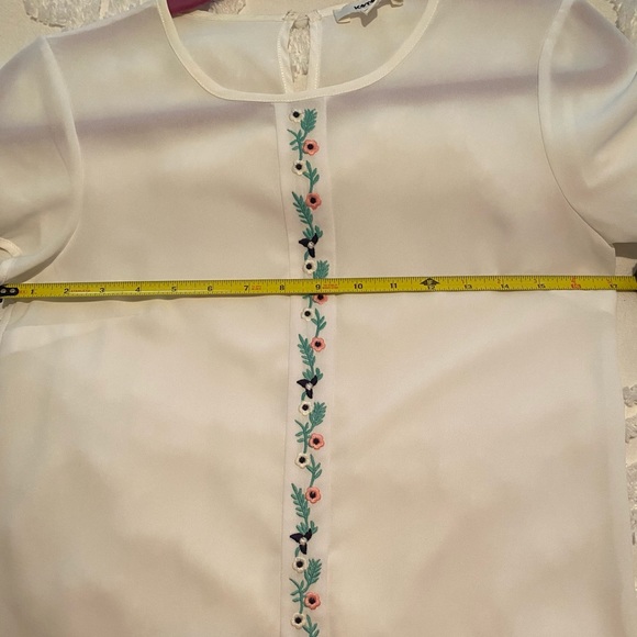 🎉SOLD LOCALLY🎉 White blouse with floral embroidery - Picture 5 of 5